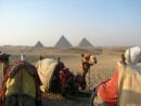 Devant les pyramides