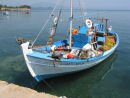 Bateau de p&ecirc;che dans un petit port grec